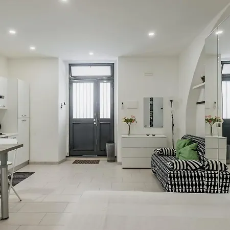 Black And White Apartment *